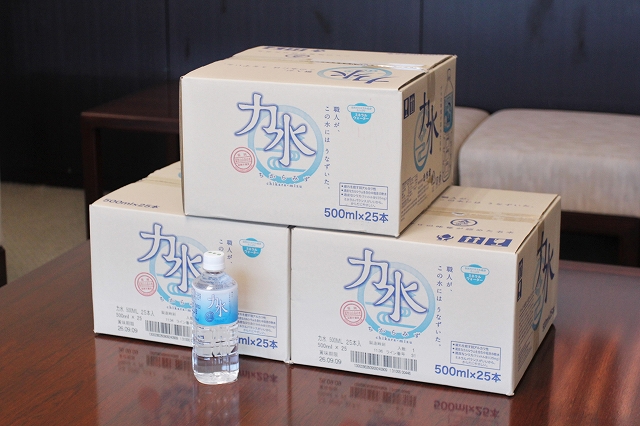 寄贈された備蓄用保存水の一部