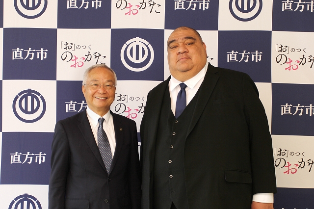 武蔵川親方(右)と大塚市長