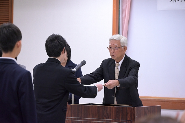 賞状を贈る直方文化連盟会長