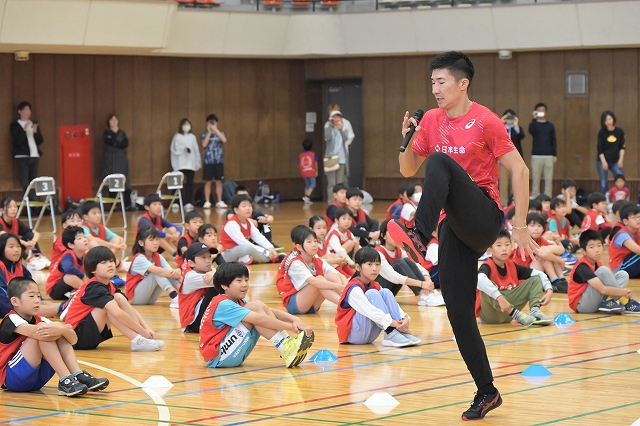 桐生選手から速く走るコツをレクチャー