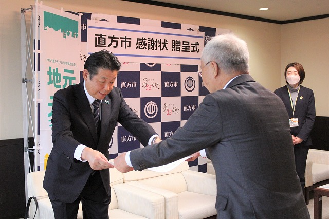 感謝状を受け取る北九州支社 村山支社長