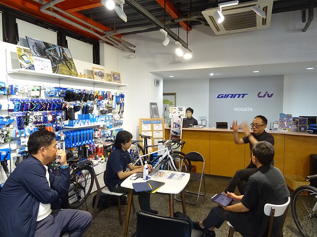 須崎町商店街の店主とお話の様子