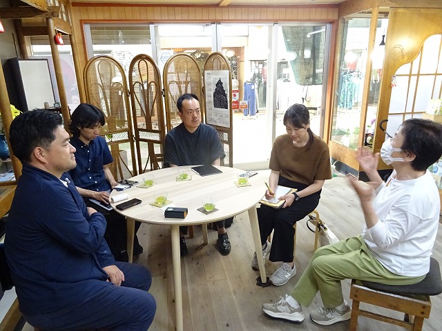 明治町商店街の店主とのお話の様子