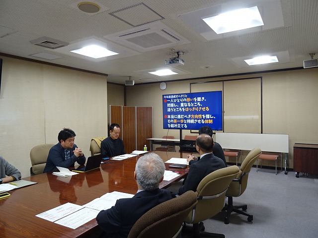 市長への報告会の様子