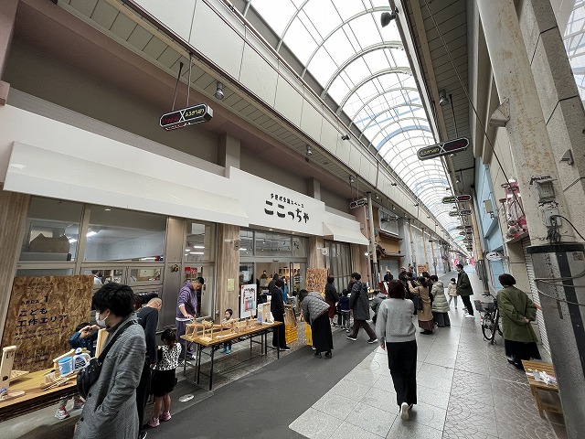 木のカラクリ装置で遊ぶ様子