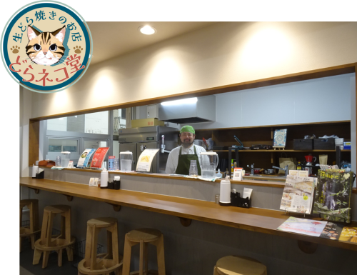 どらネコ堂の店構えと店主の工藤さん