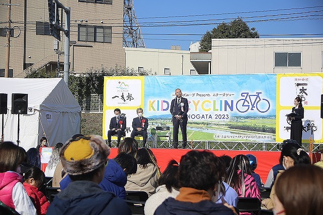 KIDS CYCLING NOAGATA 2023のイベントで市長があいさつしている写真
