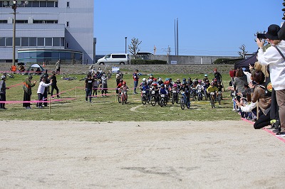 キッズサイクリングレースのスタート直前の写真
