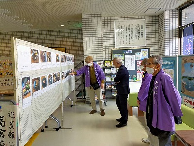 歴史ボランティアから説明を受ける市長の写真