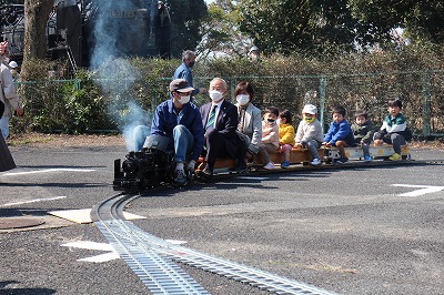 子どもと一緒にみにSLに乗車した市長と副市長の写真
