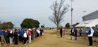 パークゴルフ大会で挨拶する市長の写真