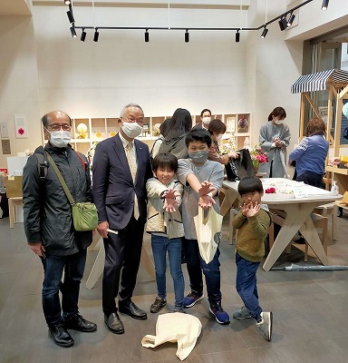 ここっちゃ内覧会で子どもと映る市長の写真