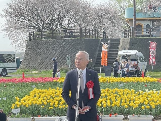 フェアで挨拶をする市長