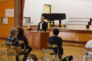 市長が講演をしている写真