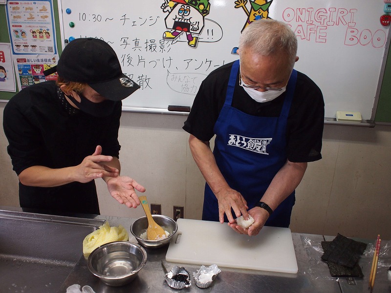 市長がおにぎりを握っている写真