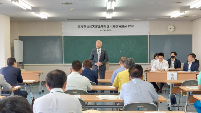 総会であいさつをする市長