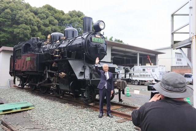 修復を終えた車体を背に、メッセージを送りました。