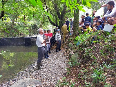 市長が竜王峡で挨拶している写真