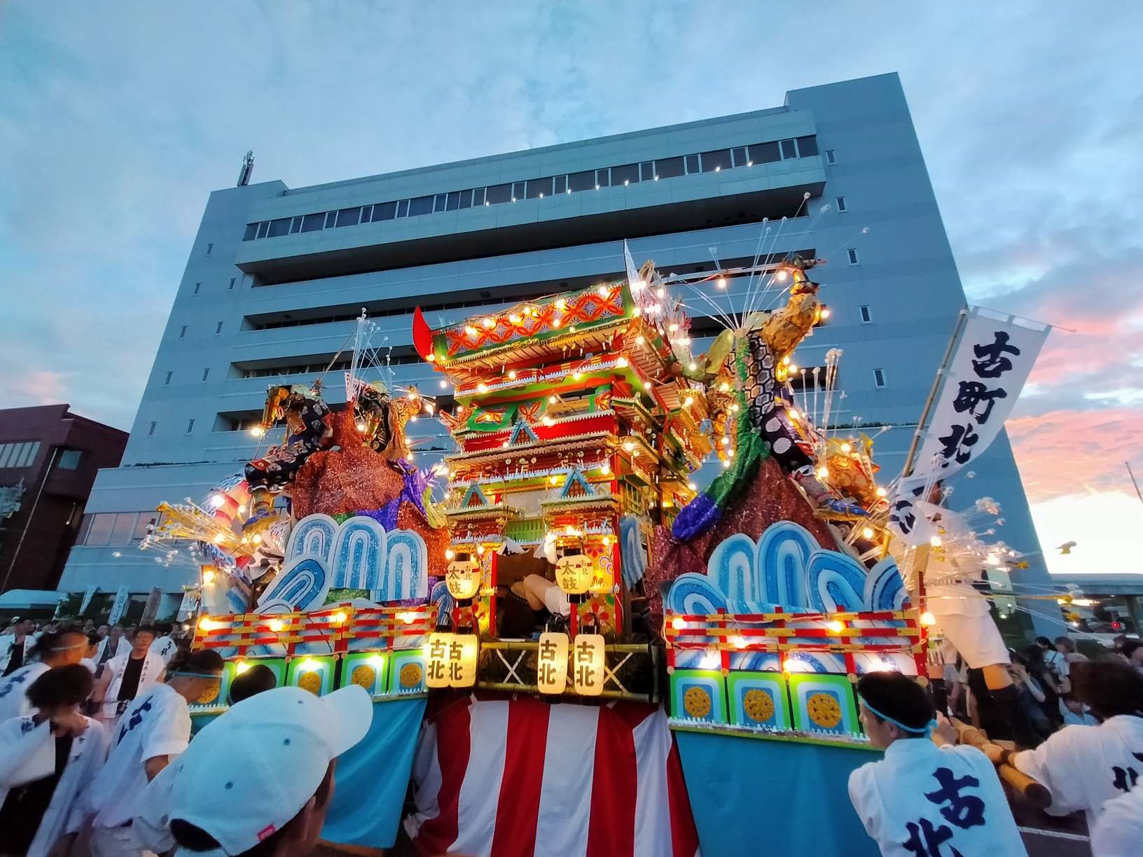 追山笠が市庁舎前に来ている写真