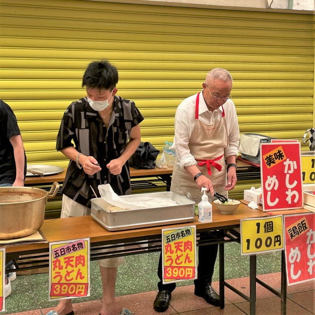 五日市うどんのお手伝いをする大塚市長