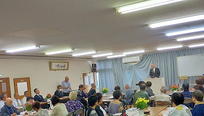 感田三区敬老会で参加者が市長の挨拶を聴いている写真