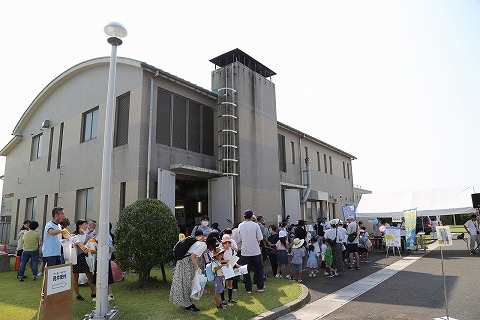 下水処理場の見学ツアーで並ぶ人たちの写真