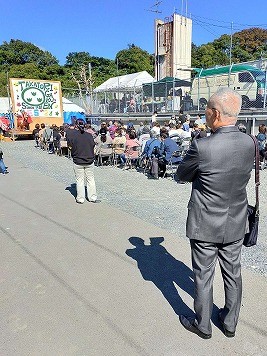鷹取学園の学園祭を見学する市長の写真
