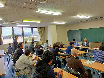 永満寺農業を考える会の皆さんと市長が意見交換している写真