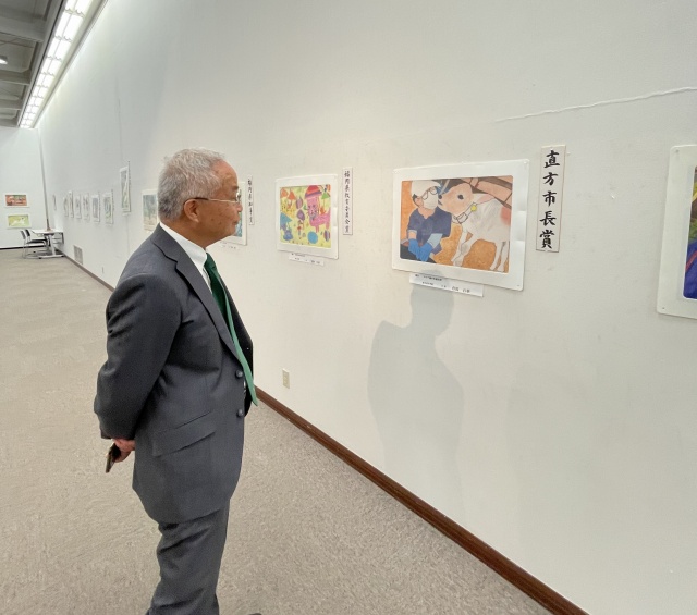 市長賞の作品を鑑賞