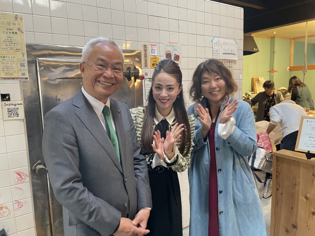 式部いろはさん（中央）、みらいくいろりの辻さん（右）と