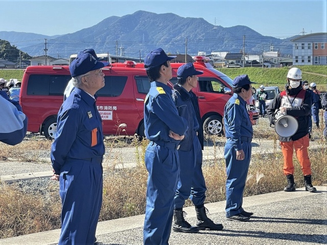 訓練を見守る大塚市長ら