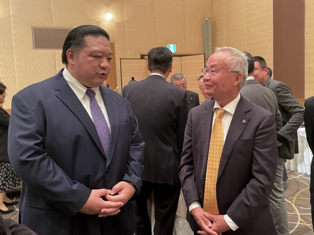浅香山親方（左）と大塚市長