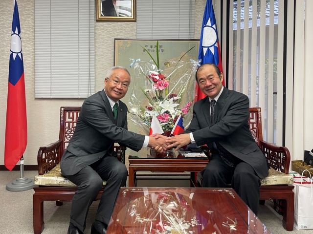 陳総領事（右）と