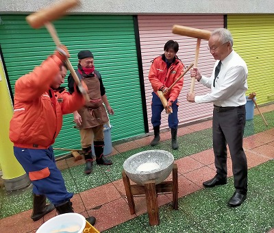 餅つきする市長の写真