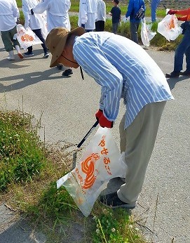市長がゴミ拾いをしている写真