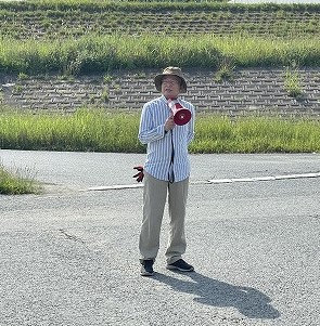 市長が春の一斉清掃で参加者に向けて挨拶をしている写真