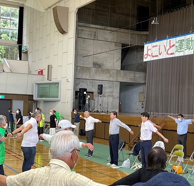 市長が参加者とラジオ体操をしている写真