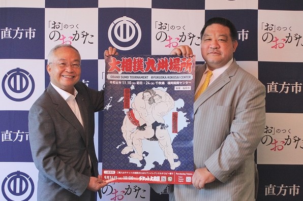 九州場所のポスターと浅香山親方（右）と大塚市長