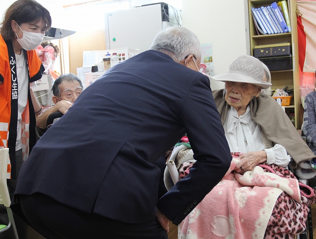中尾さん(右)にお祝いの声をかける大塚市長