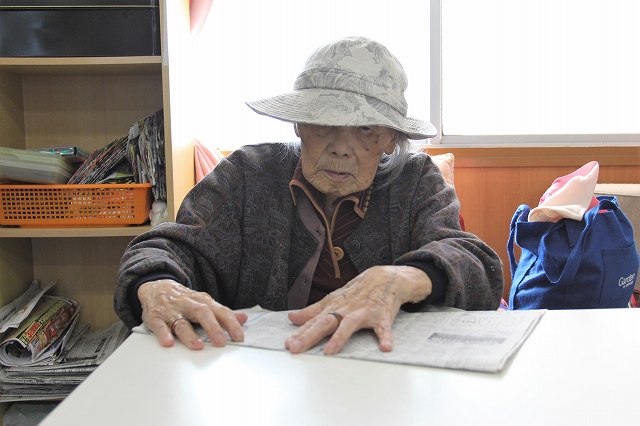 新聞折をする中尾さん