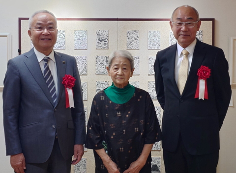 野見山様の両脇に大塚市長と山本教育長が並んでいる様子