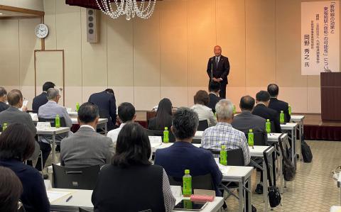 勉強会で挨拶をする大塚市長の様子