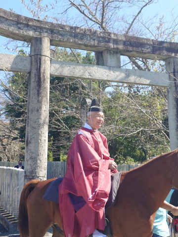 13日のお上りで馬に乗り劔神社に戻ってきた市長の様子