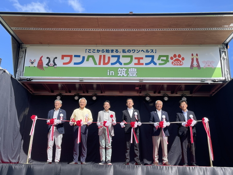 開会式でテープカットをする市長の様子