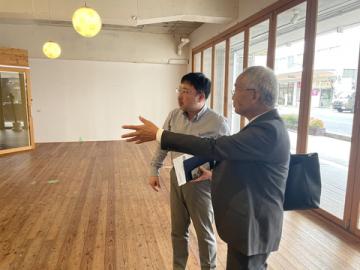 海野町商店街振興組合の方の説明を聞く大塚市長の様子