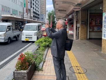 海野町商店街を視察する大塚市長の様子