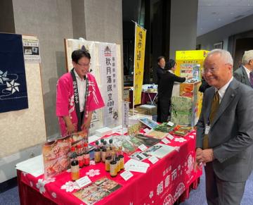 東京福岡県人会の物販ブースを訪れた大塚市長の様子