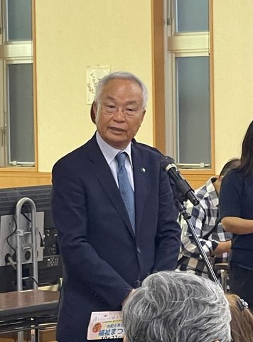 福祉まつりの開会式で挨拶をする大塚市長の様子