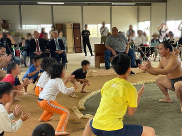 力士より説明を受ける子供たちの様子