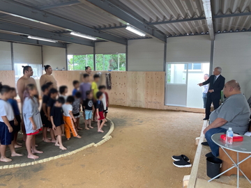 子どもたちに声をかける大塚市長の様子